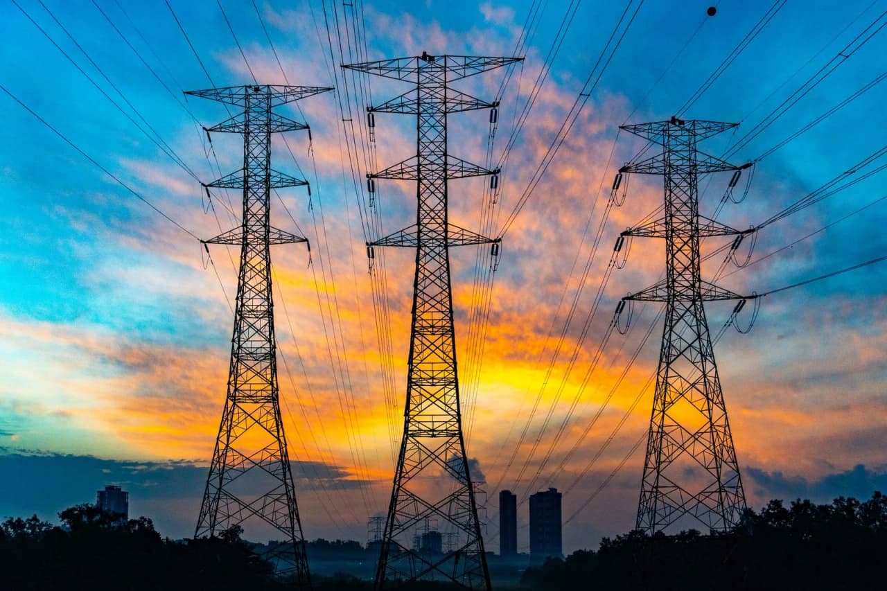 Elektropārvades līnijas saulrietā