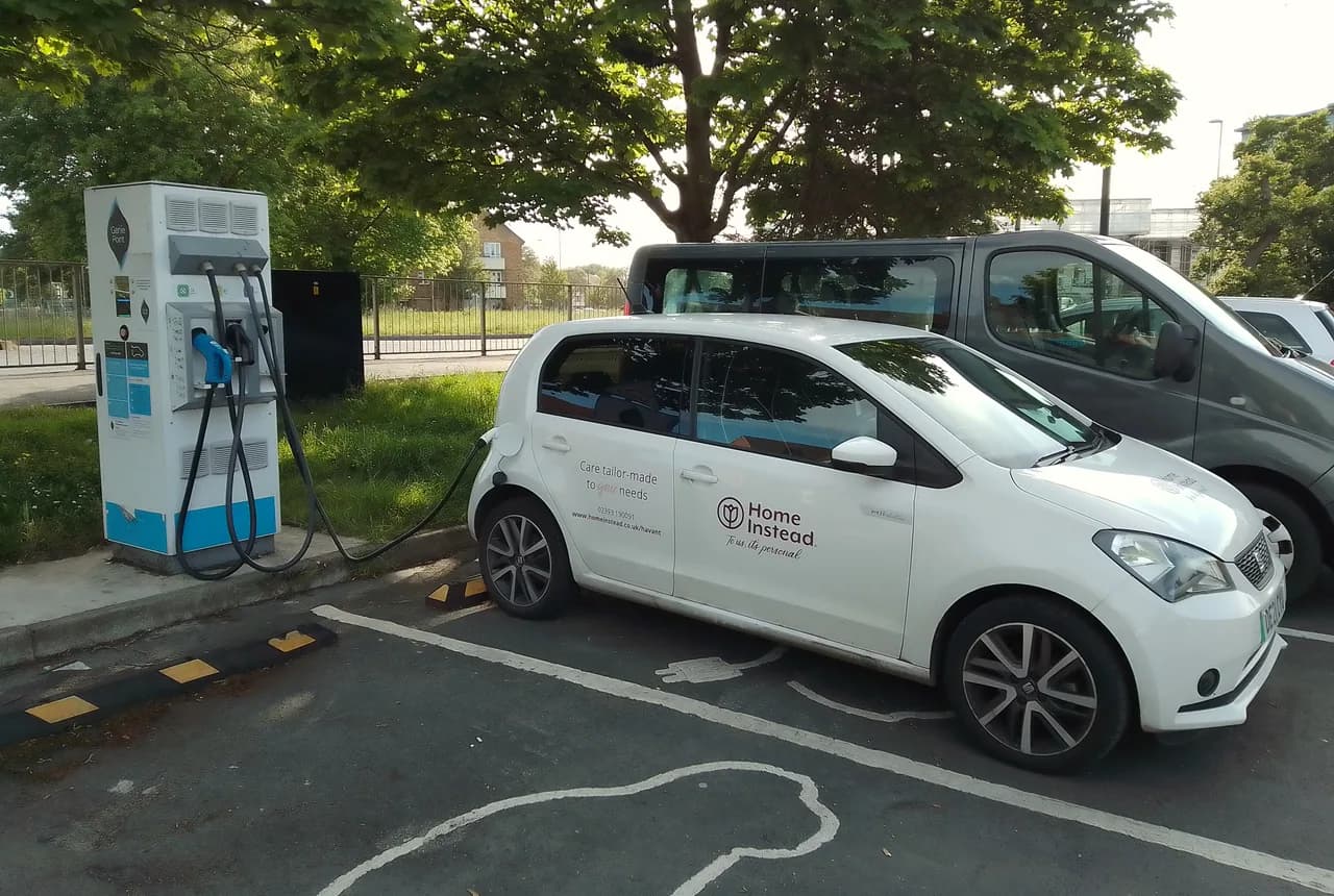 Benzīns vs elektroauto: cik maksā braukt Latvijā