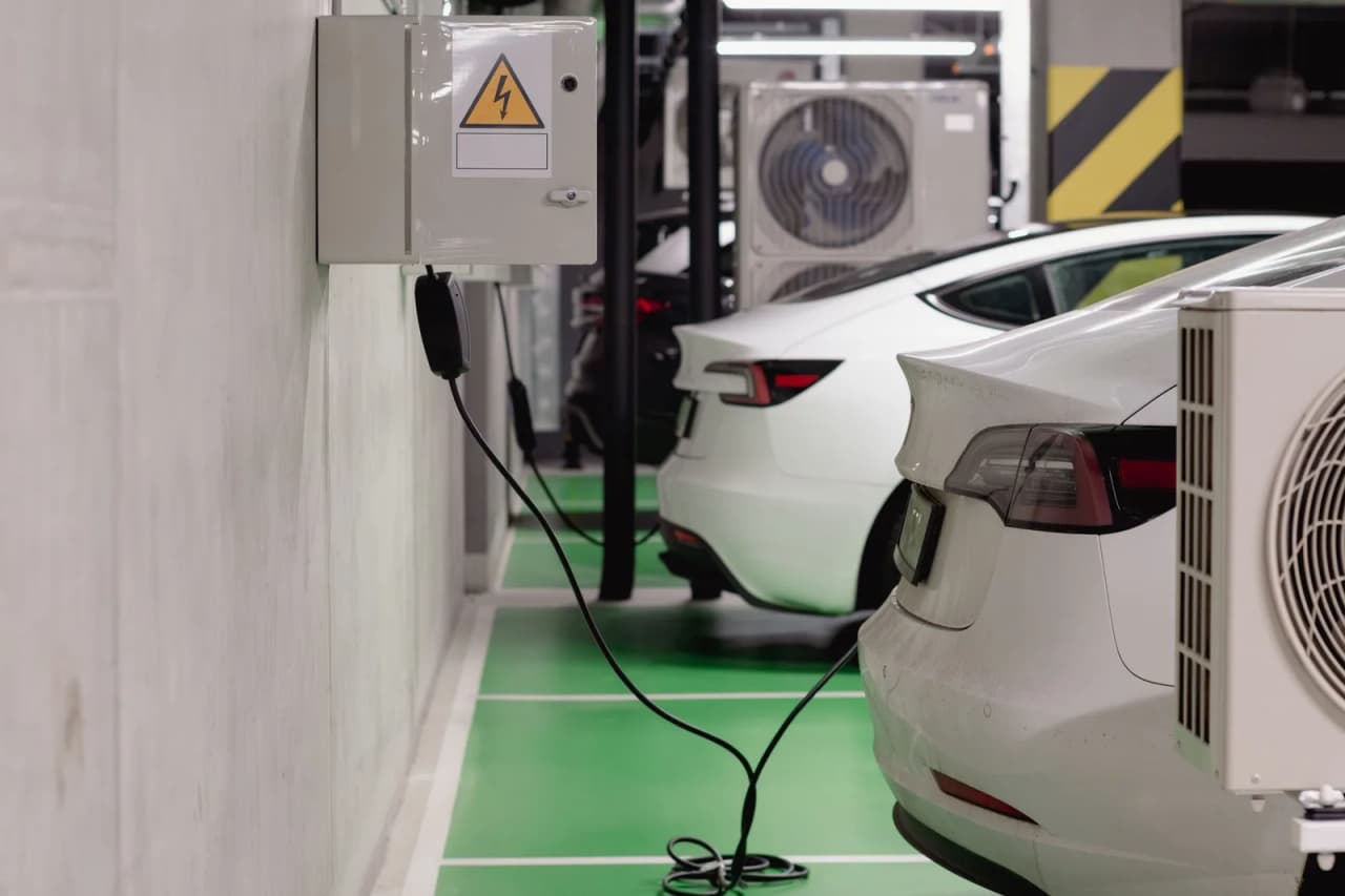 Elektroauto uzlāde mājās: cik maksā un kā ziemā nepārmaksāt